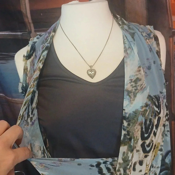 5/$25 Simply very Wang criss cross blue hues animal print sleeveless blouse - Picture 3 of 8